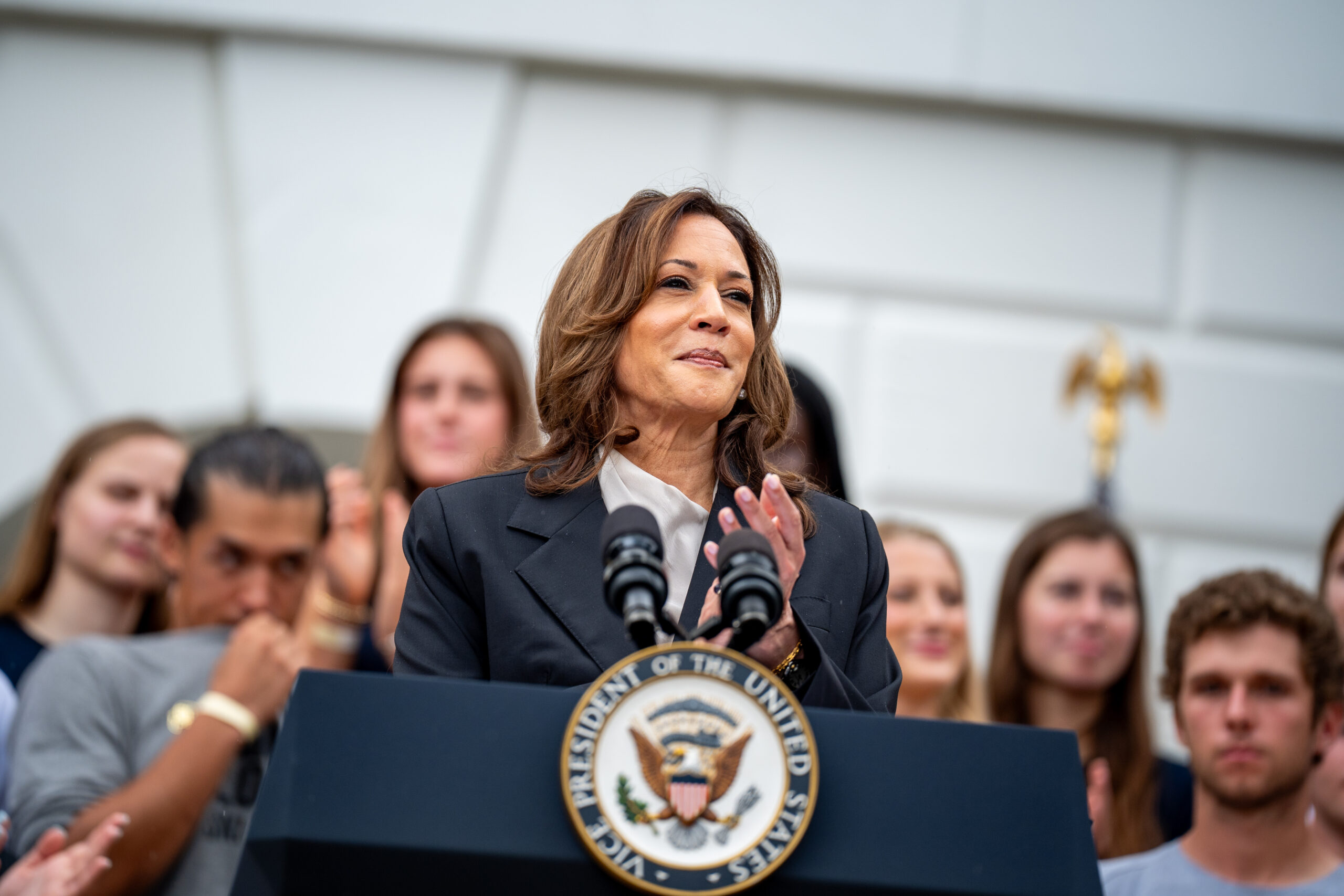Kamala Harris Must Moderate Her Left Wing Views To Win Says Wall 